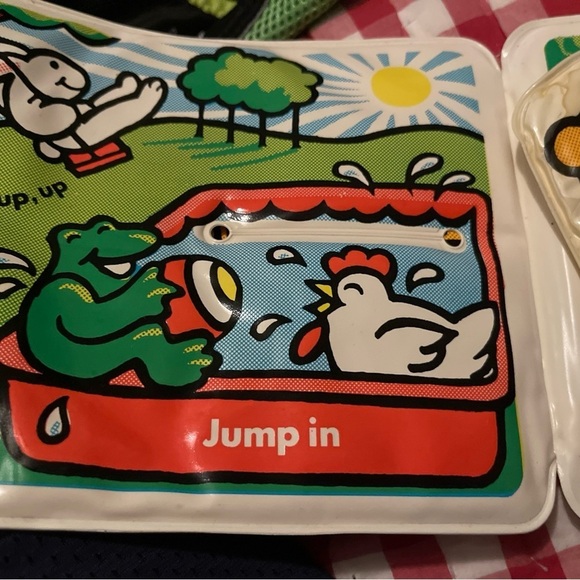 Vintage 1983 Johnson & Johnson Baby Bear Plays Home Soft Vinyl Plastic Bath Book - Picture 4 of 7